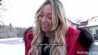 Visuomenės Atstovas Europos sexbomb Jennifer Amilton seksas ant odos sofos