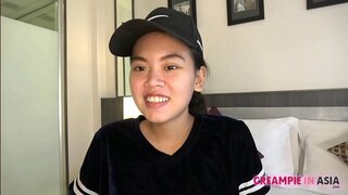 ���ाई लड़की trims ऊदबिलाव और क्रीम पाई हो जाता है