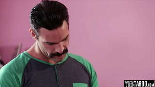 Lá samhraidh faigheann fucked ag a stepdad