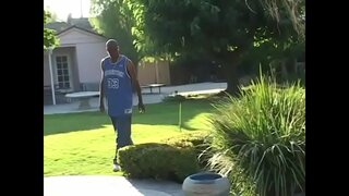 Ebenholz MILF snap nher Fotze gebohrt duerch Fett schwaarz Schwanz Bier duerch den pool