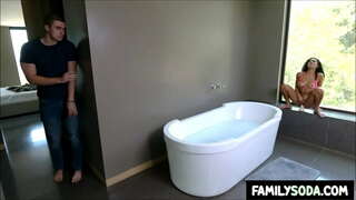 Meio-irmão de capturas stepsister fodendo com um dildo no banho
