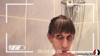 ���ೊಳಕು ಹದಿಹರೆಯದ ಸುಂದರಿ ಮರೆಮಾಚುತ್ತದೆ, ಸ್ನಾನಗೃಹ, ಬೆರಳು ಬೆಡಗಿ