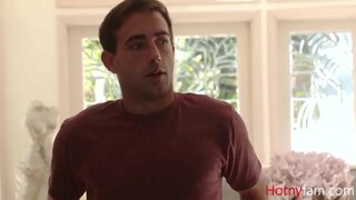 MILF Alimenta o Seu Bichano Para Stepnephew