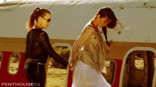 Sexy Lesbianas estrellas Allie y Jenna 69 y fingerbang en el Desierto.