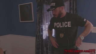 ���ోలీసు అధికారులు ఫక్ బ్రహ్మాండమైన యువ పసికందు