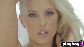 ���ॉट लेस्बियन उसे सही बड़े स्तन