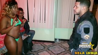 Vrou kyk vir my gee om te polisieman in die voorkant van hom