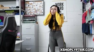 Brunete teen Judy Džolija kļūst viņas saspringto incītis romped putnu drošības aizsargs no aizmugures