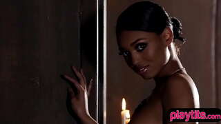 Спортлог хар бяцхан хүүгийн тачаангуй striptease хуралдаан