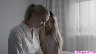 Молоді лесбійки труться одна об одну з блондинкою на сторожі гуртожитку