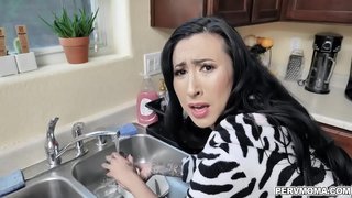 Hot manman Lily Liy a vle l &#039;azi boul niche ji se konsa, li parcours l&#039; pandan ke shes pou fè lesiv