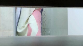 ���हन के साथ तन लाइन सेक्सी दर्ज की गई है एक शॉवर लेने के लिए उसे जानने के बिना