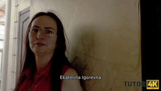 TUTOR4K. Guy dh&#039;innis luchd-teagaisg feumaidh i sgapadh air casan a &#039; faighinn an cuid airgid airson an t-iuchar