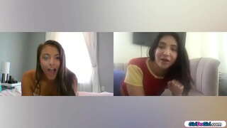 Coed gfs magpasya upang gamitin ang kanilang mga laruan sa panahon ng isang videocall.Ang mga babe sa puwit plug sa kanyang asno habang ang maliit na utong brunette nagtatakda ng kanyang puwit sa isang laruan