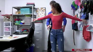 Cilik susu pirang kejiret nyolong lan pejabat ora growong panelusuran lan driji dheweke pus lan bokong.Kang ndadekake dheweke menehi wong bj lan kawin dheweke silit