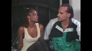 Экзотическая сучка дар металлҳои сиеҳ чулках меорад сахт сафед узви дар позе сагон