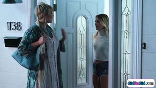 ���มบลอนด์เชื่อมต่อกับเธอ stepsis ผ่าน busty milf หน่อยพวกเขาจูบกันและปานกลางคื rimmed.คนเล็กหัวนมที่รัก facesits กับเธอโกนหนวดโกนเคราจิ๋ม